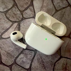 Airpods 3rd generation left AirPods and charging case
